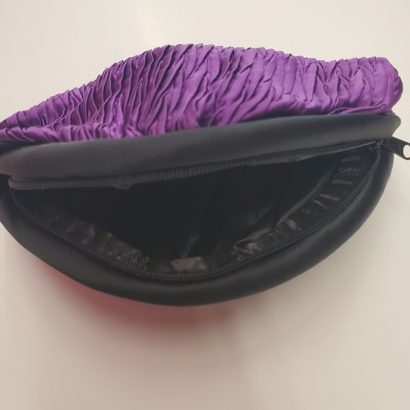 Mini Clutch Shaped Like an  oversized coin purse - Picture 6 of 8